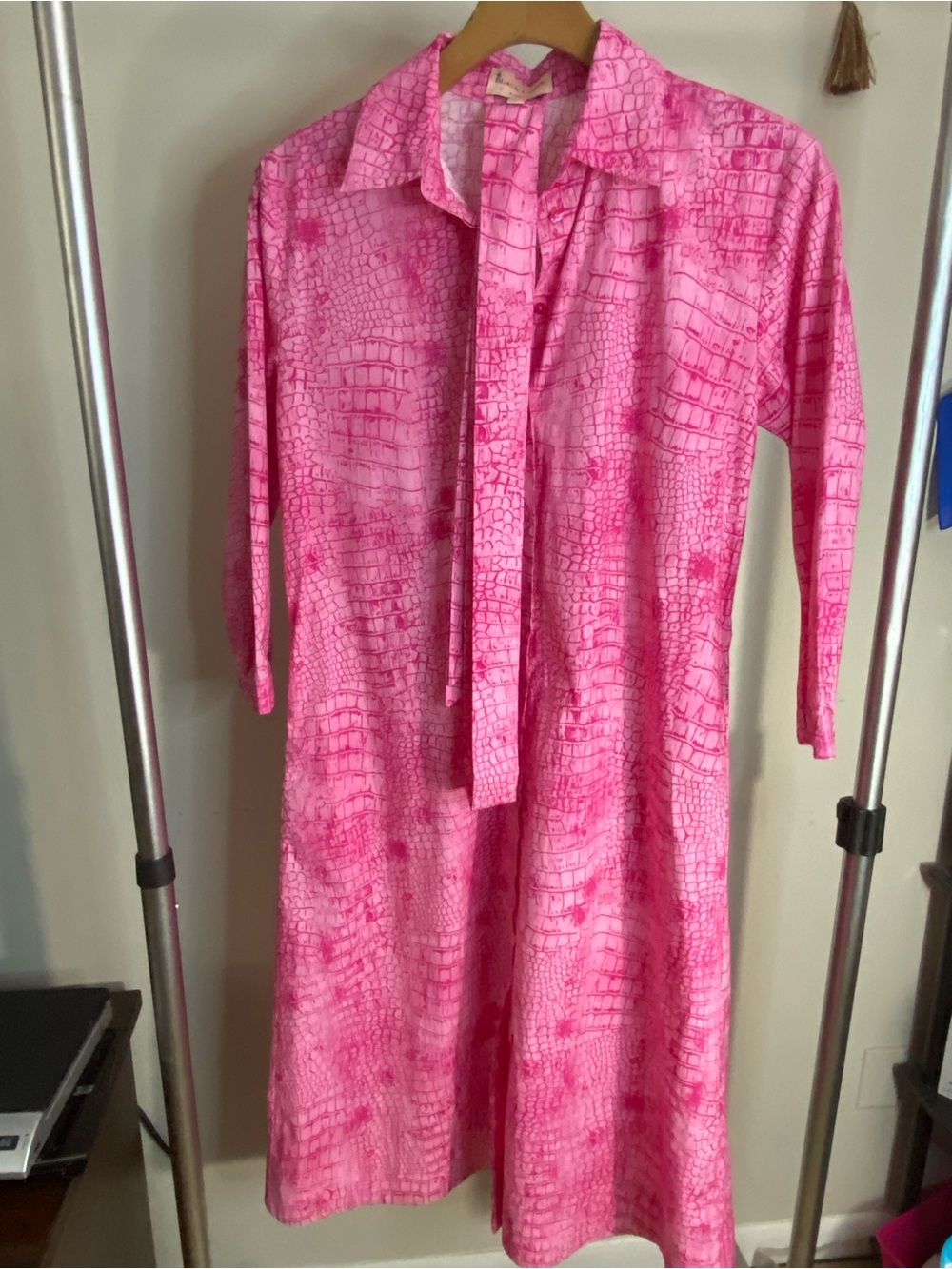 Barbie core, dopamine dressing. Mob wife aesthetic button down belt dress. W poc